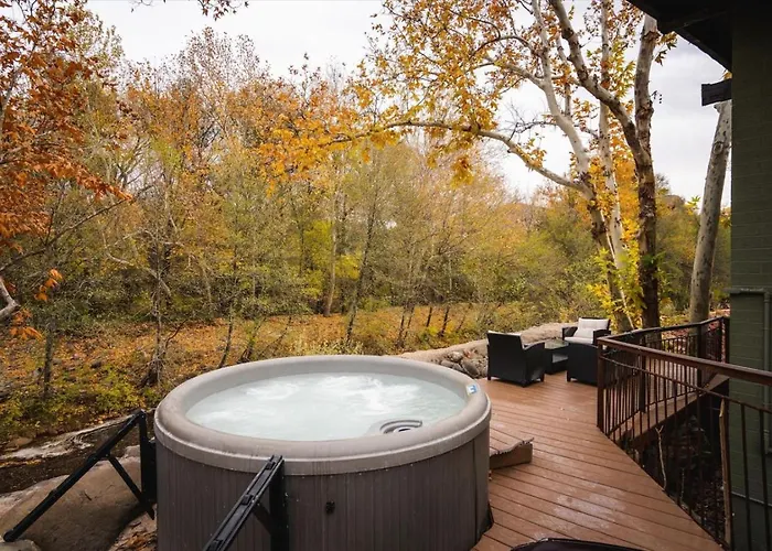 10 Creekside Retreat House With Private Hot Tub